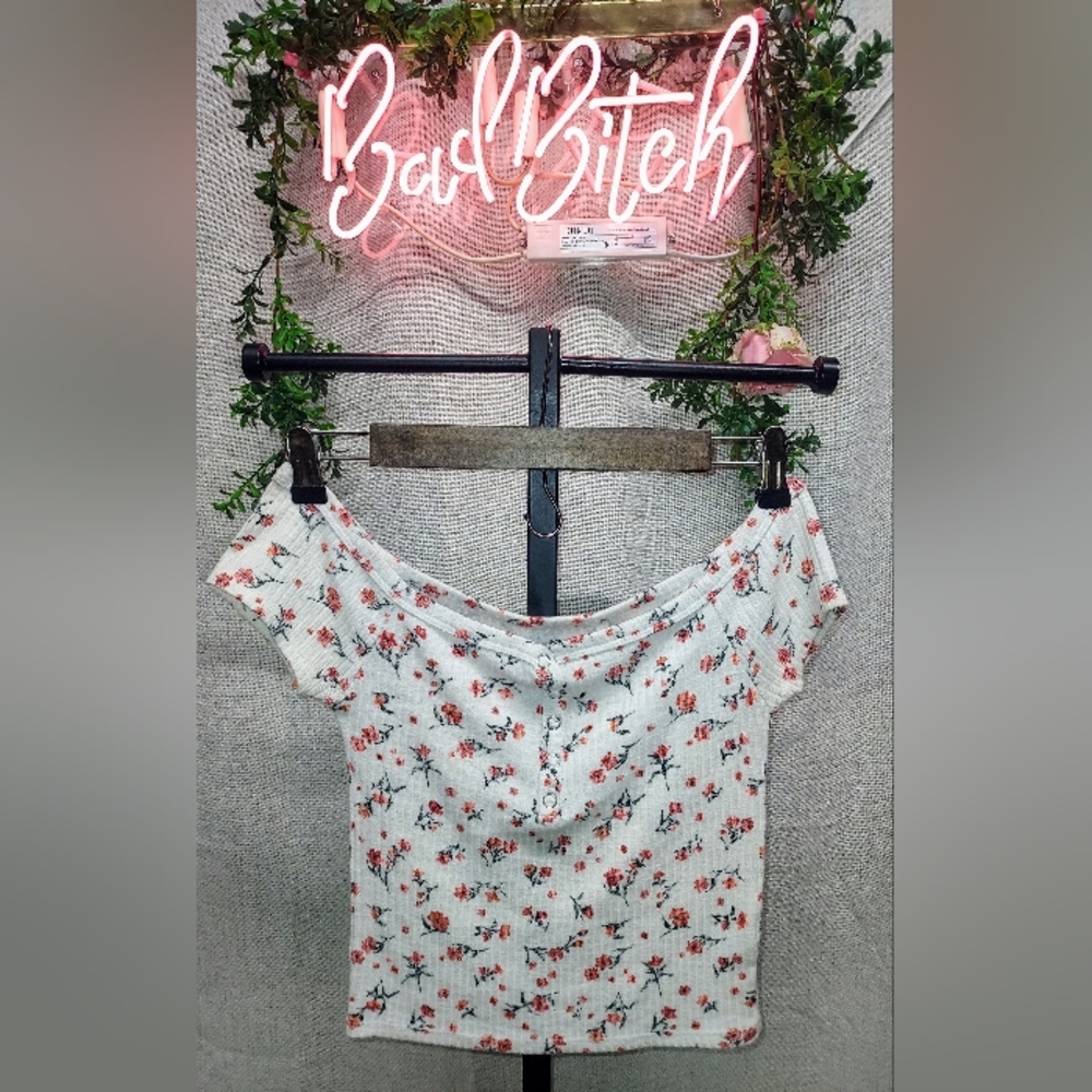 Me to we (pac sun) white floral crop top